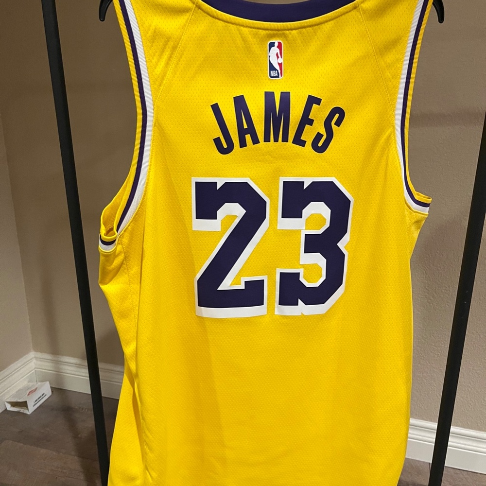 Lebron James/23/ Laker/ Jersey - Picture 2 of 4